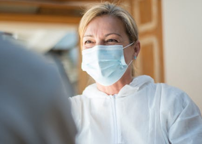 Patient in consultation with Tom